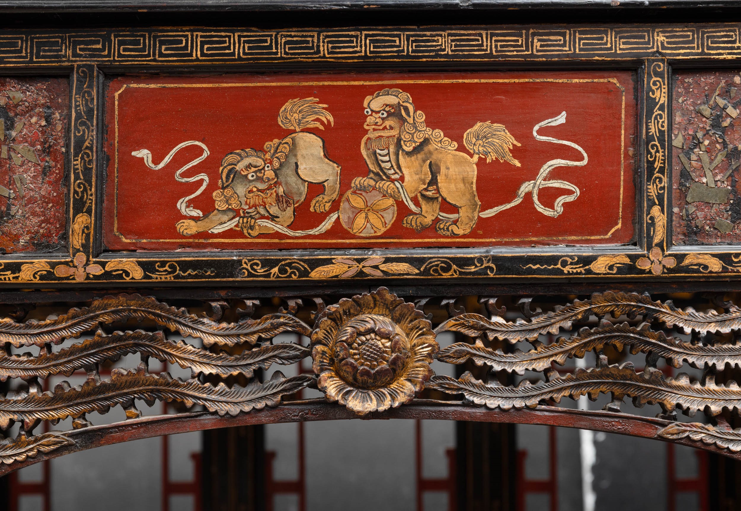Cina, Dinastia Qing (XIX secolo), Letto da oppio in legno laccato con fondo rosso e dorature, dec...