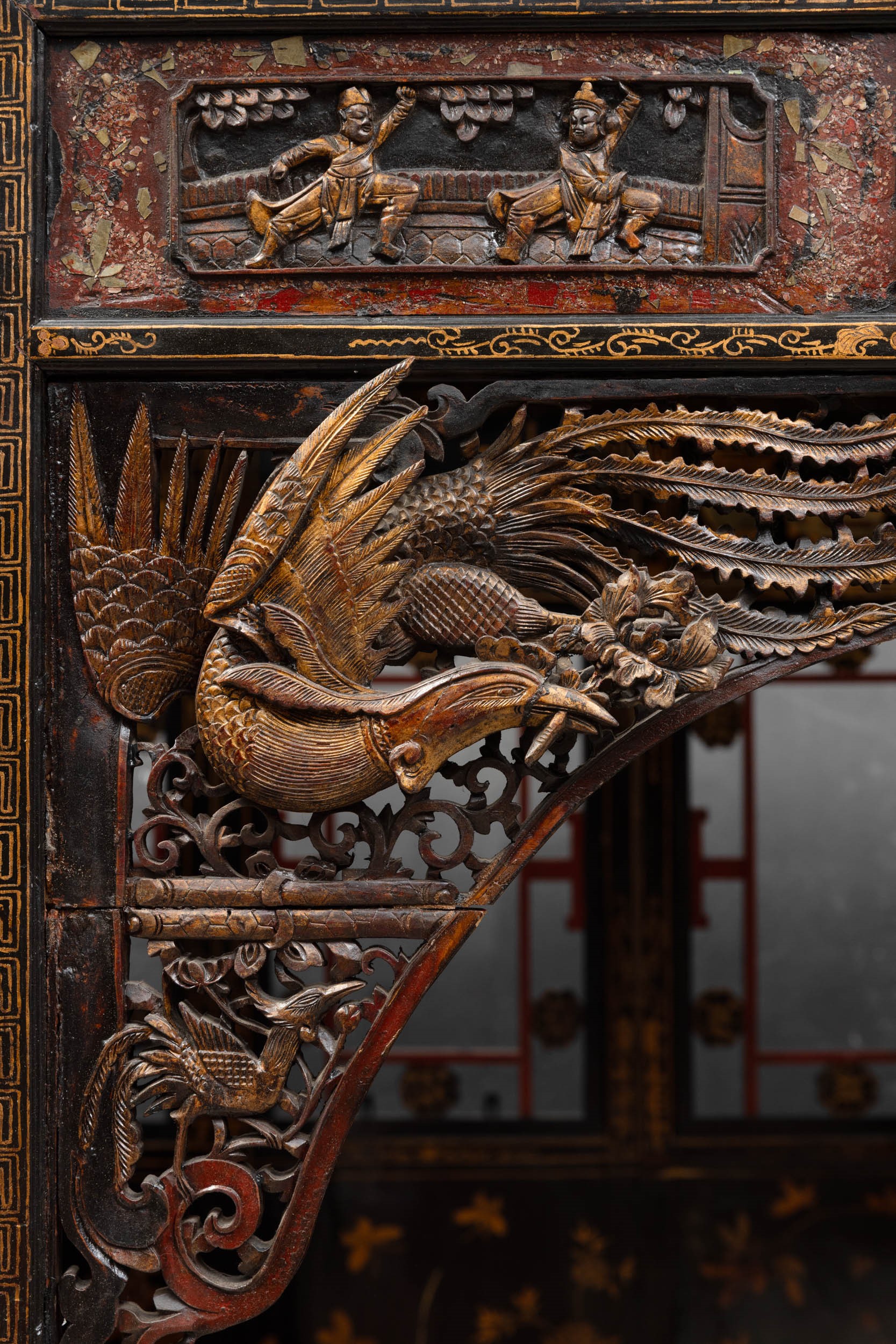 Cina, Dinastia Qing (XIX secolo), Letto da oppio in legno laccato con fondo rosso e dorature, dec...
