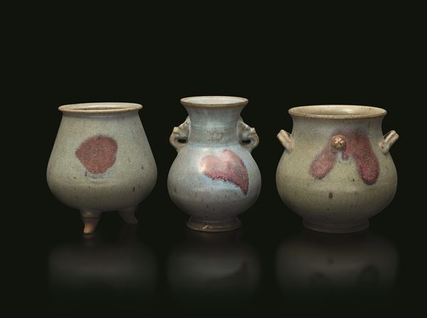 Lotto composto da tre vasi in porcellana Junyao, Cina, Dinastia Yuan (1279-1368)