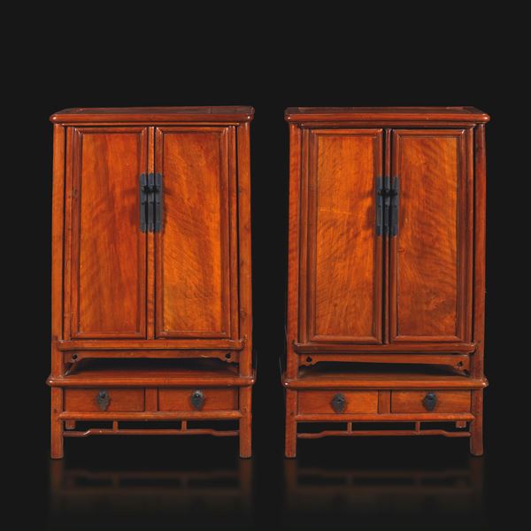 Coppia di piccole credenze in legno Huanghuali, Cina, Dinastia Qing, XIX secolo