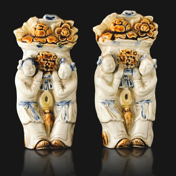 Coppia di vasi da parete raffiguranti personaggi con cesto di fiori, Cina, Dinastia Qing, XIX secolo