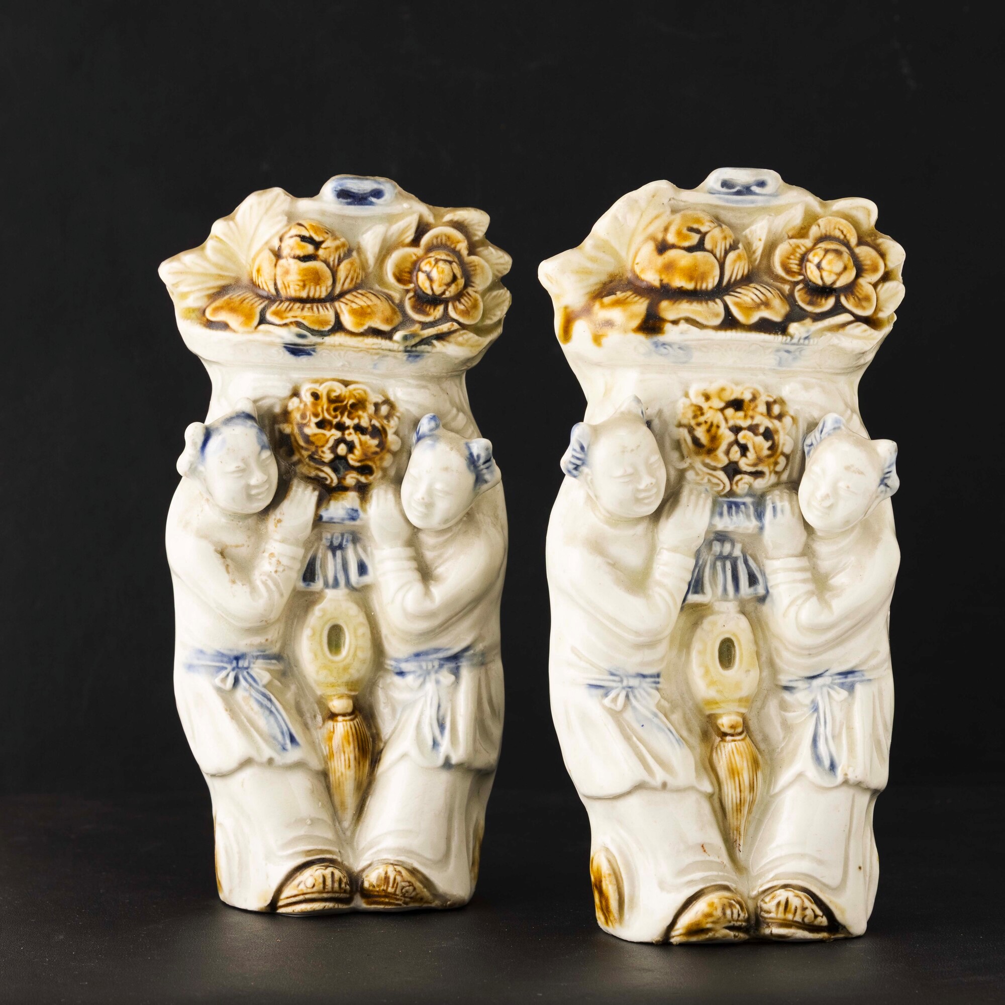 Cina, Coppia di vasi da parete con personaggi e cesto di fiori, Dinastia Qing, XIX secolo