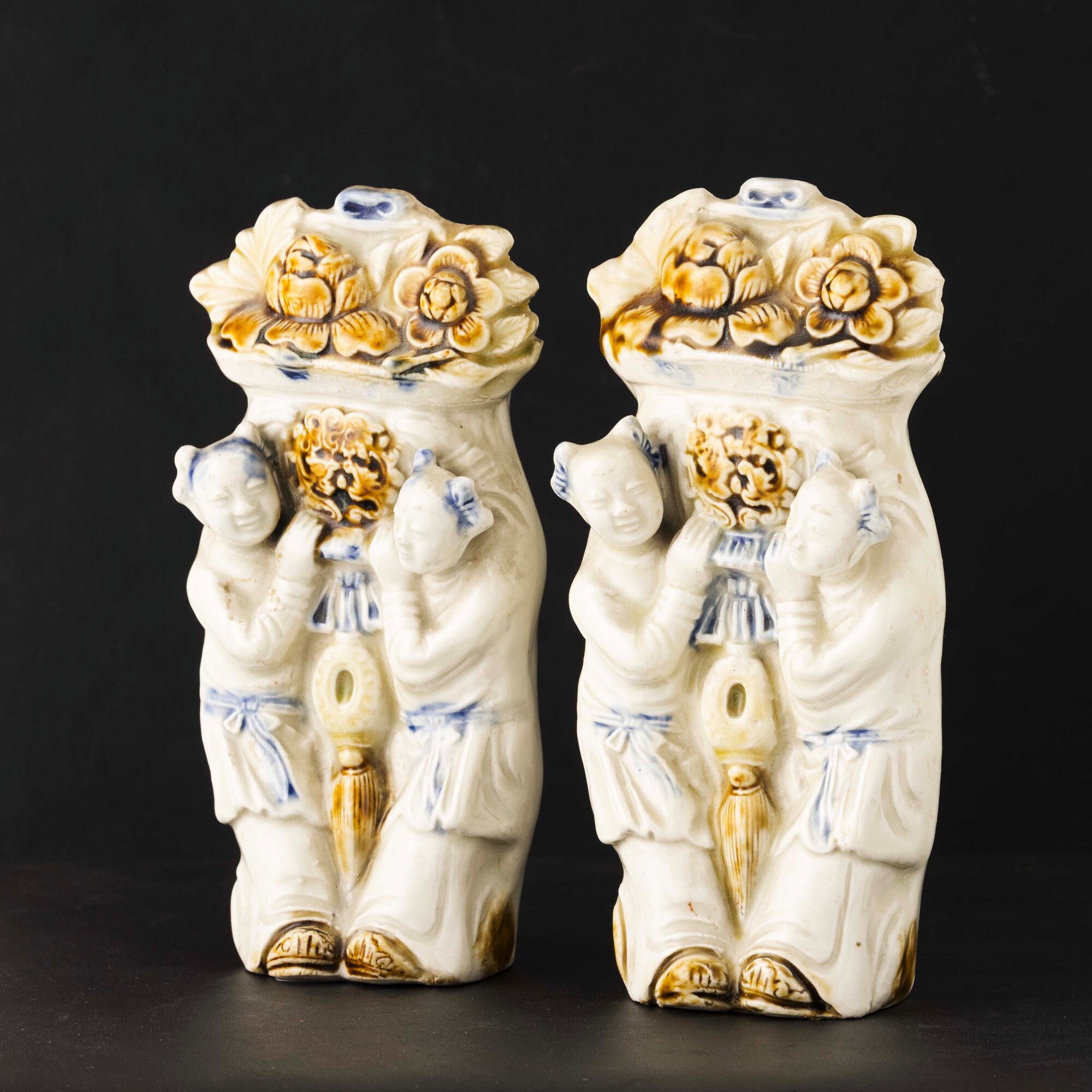 Cina, Coppia di vasi da parete con personaggi e cesto di fiori, Dinastia Qing, XIX secolo