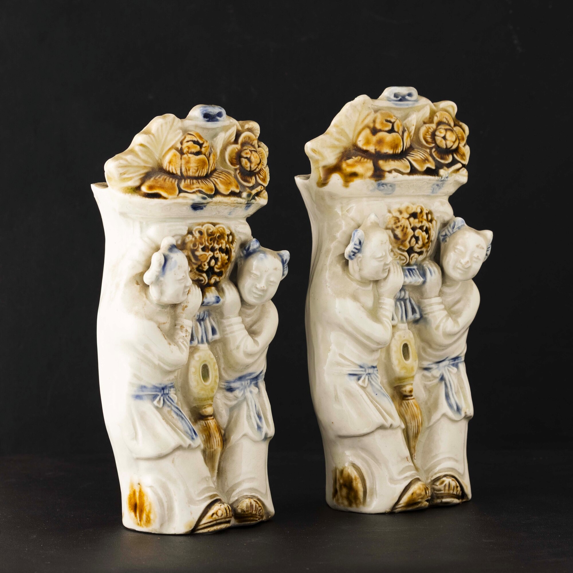 Cina, Coppia di vasi da parete con personaggi e cesto di fiori, Dinastia Qing, XIX secolo