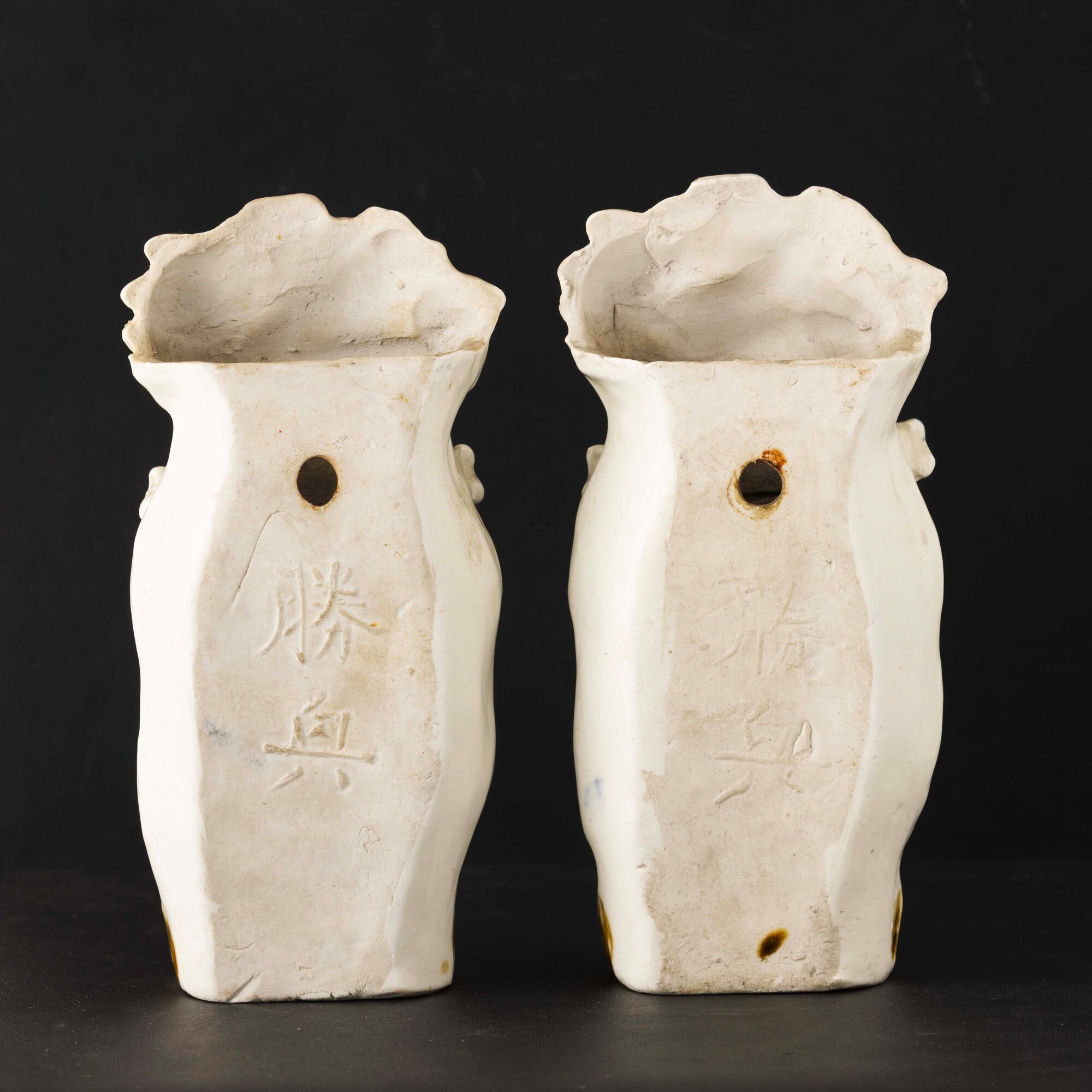 Cina, Coppia di vasi da parete con personaggi e cesto di fiori, Dinastia Qing, XIX secolo