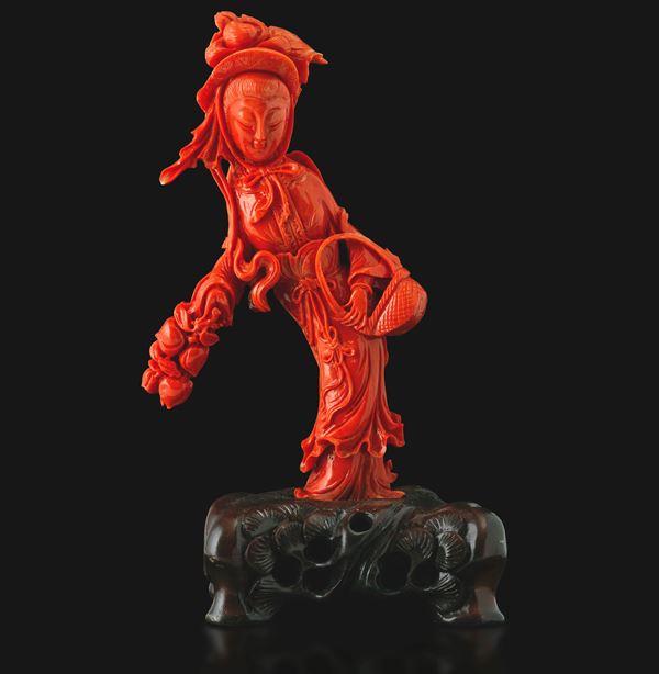 Figura di Guanyin scolpita in corallo, Cina, Dinastia Qing, XIX secolo