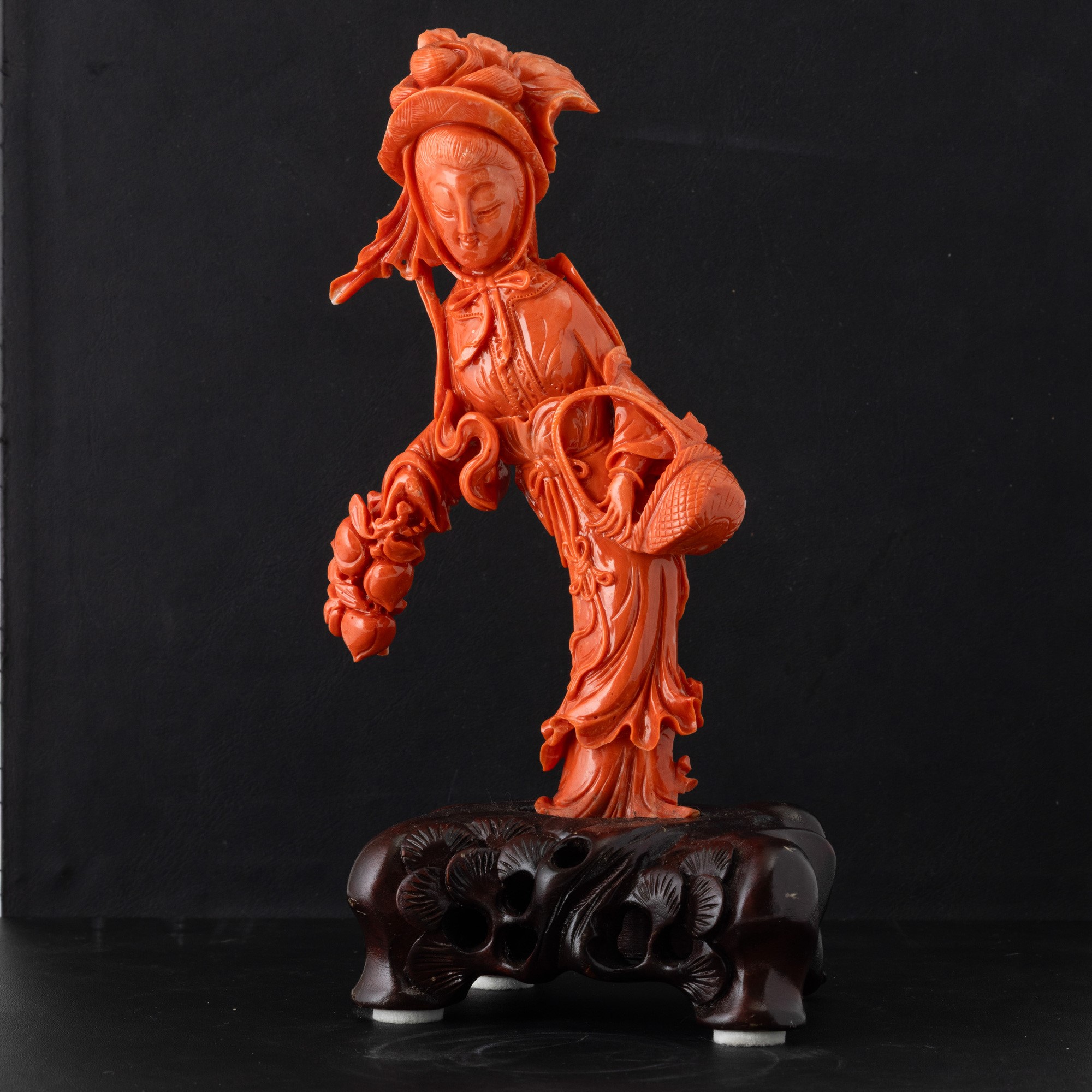 Guanyin, Figura scolpita in corallo, Cina, Dinastia Qing, XIX secolo