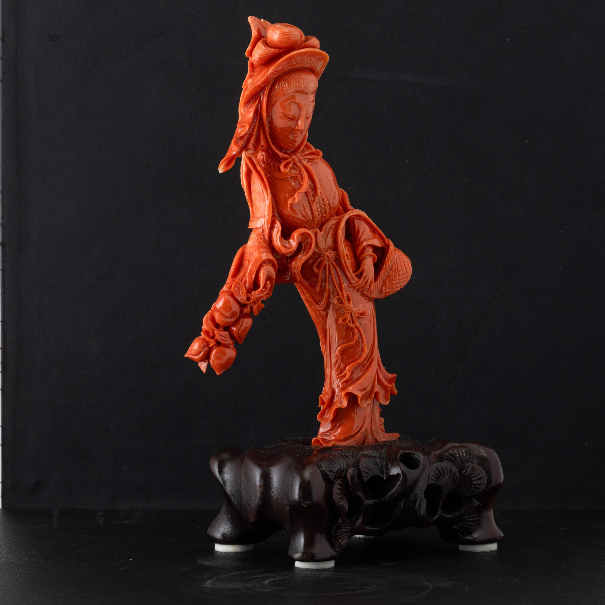 Guanyin, Figura scolpita in corallo, Cina, Dinastia Qing, XIX secolo