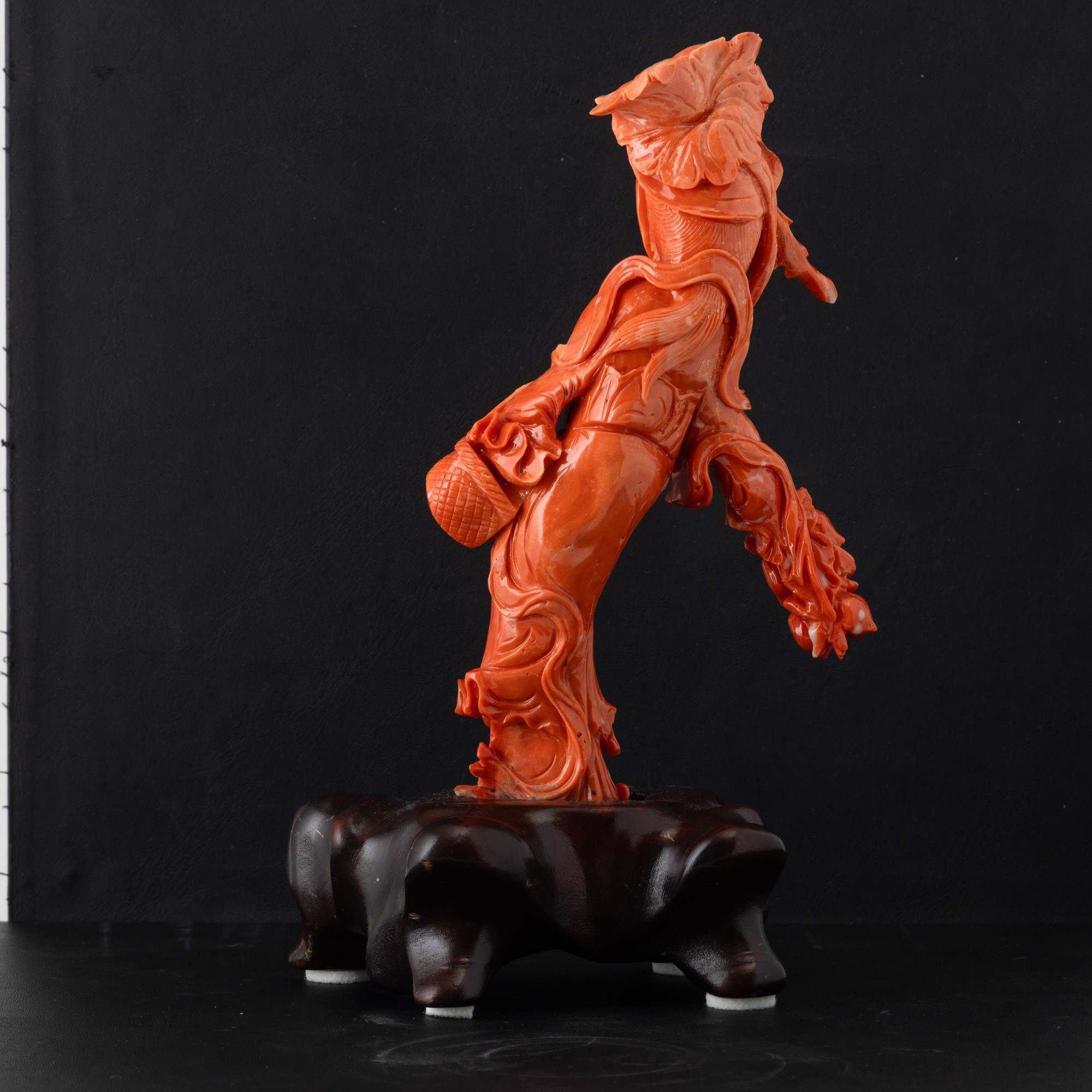 Guanyin, Figura scolpita in corallo, Cina, Dinastia Qing, XIX secolo