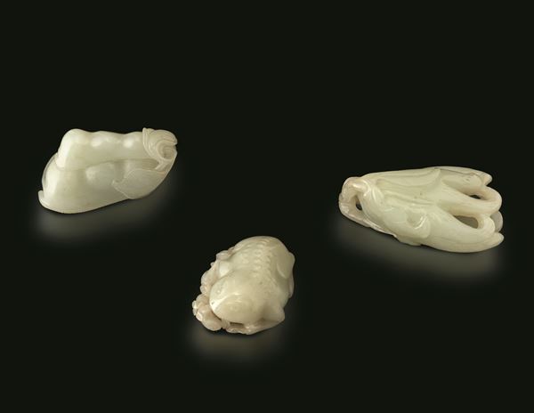Lotto composto da tre figure in giada bianca, Cina, Dinastia Qing, XIX