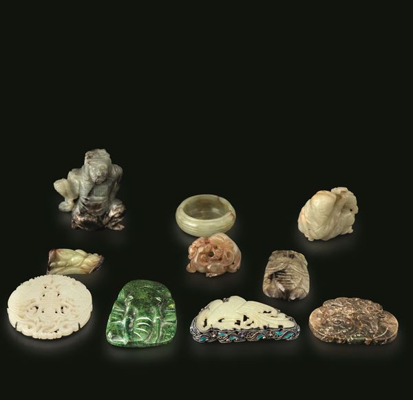 Lotto composto da nove elementi in giada verde, bianca e russet, Cina, Dinastia Qing, XIX