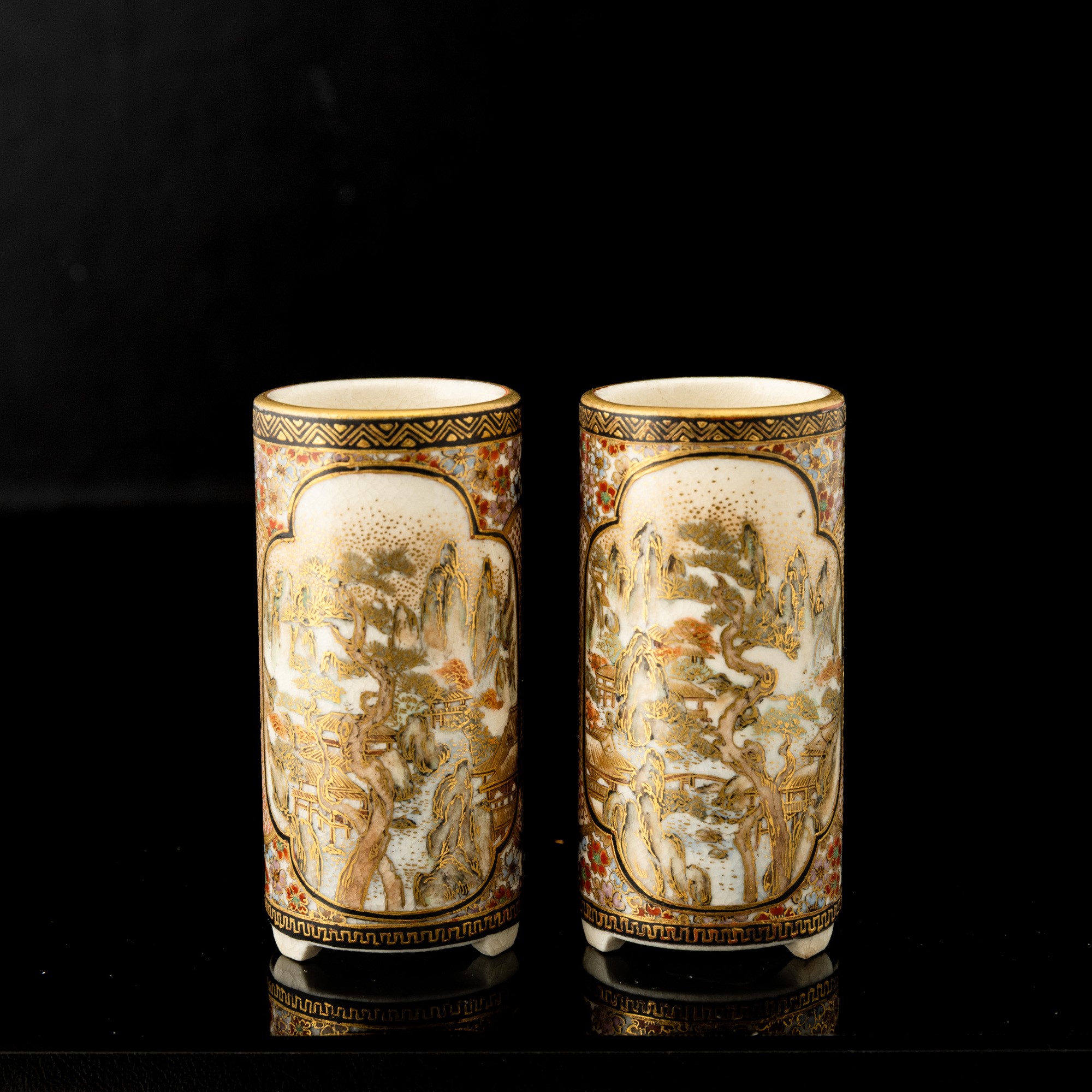 Giappone, Coppia di miniature di vasi in ceramica Satsuma, XIX secolo