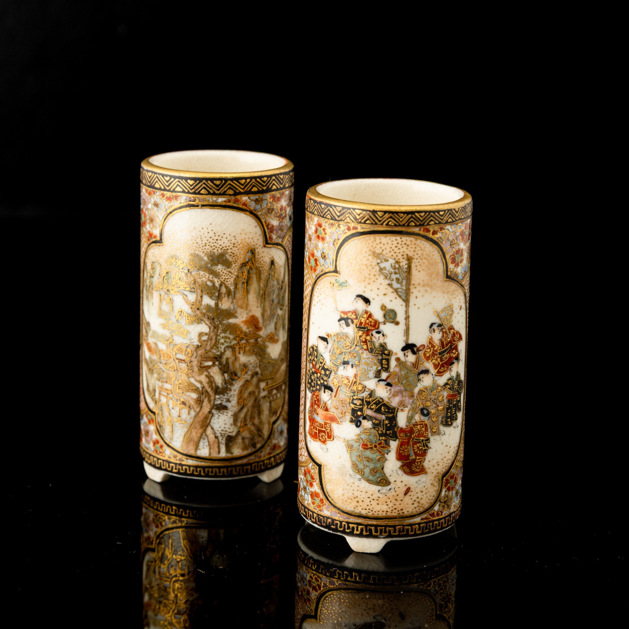 Giappone, Coppia di miniature di vasi in ceramica Satsuma, XIX secolo