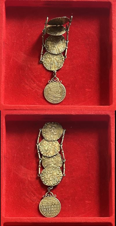 Varie, parte di bracciale con grosso matapan e moneta da 3 Groschen di Sigismund III Vasa di Polo...