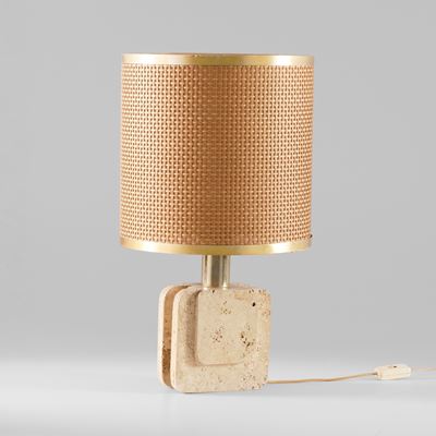 Lampada da tavolo, struttura in metallo dorato e travertino, paralume in paglia (produzione itali...