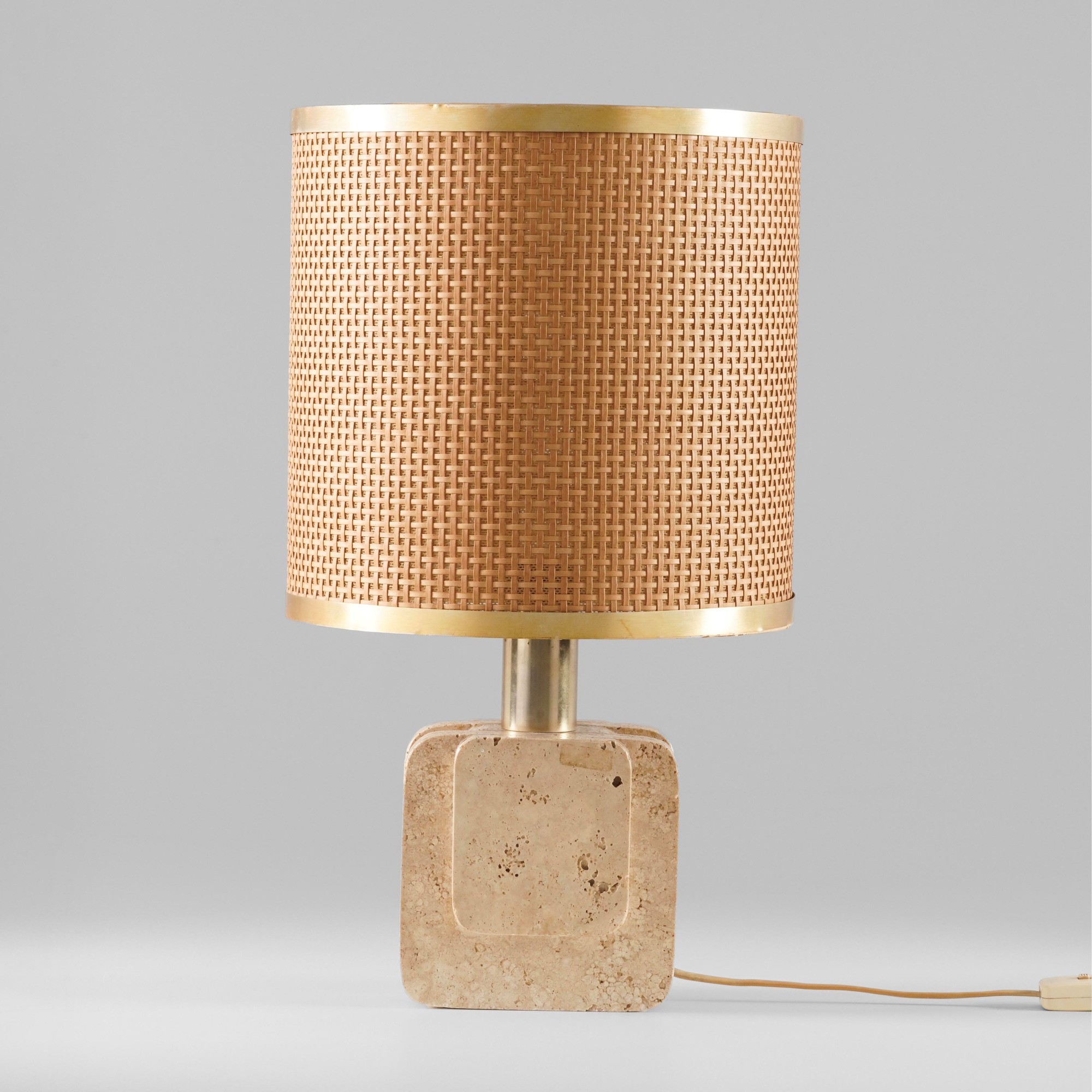 Lampada da tavolo, struttura in metallo dorato e travertino, paralume in paglia (produzione itali...