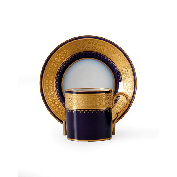 Tazza con piattino. Limoges, Manifattura di Jean Pouyat, circa metà del XIX secolo.