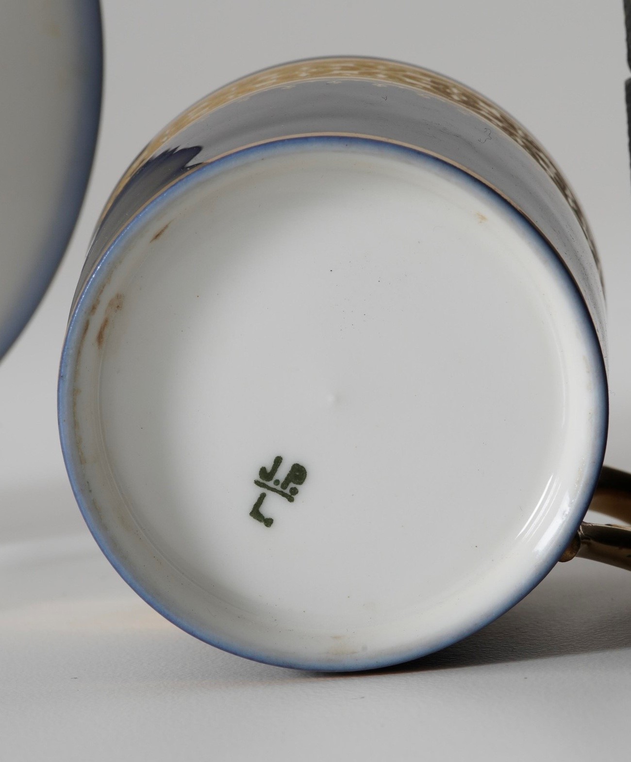 Jean Pouyat (Limoges), Tazza con piattino in porcellana marcata “J.P.L.”