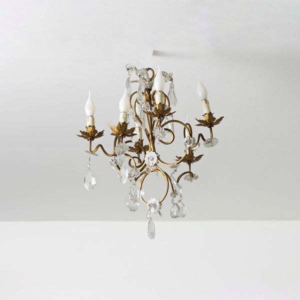 Lampadario a sei luci in metallo dorato e cristalli. XX secolo