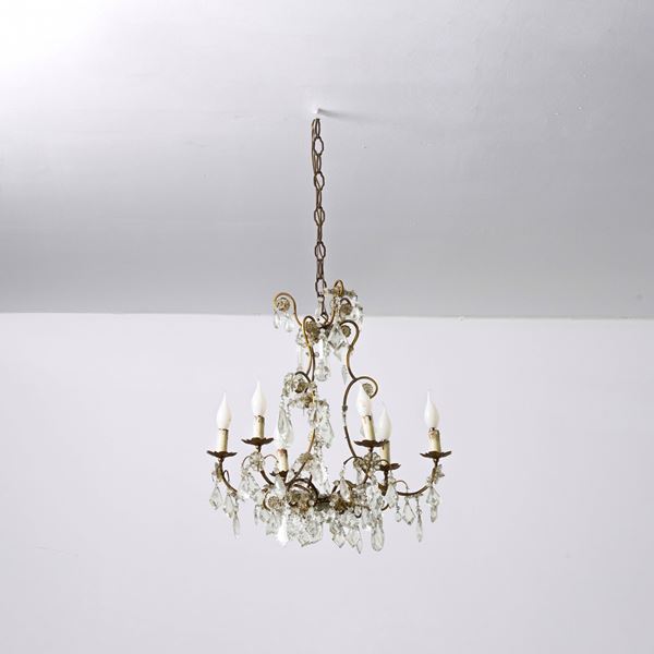 Lampadario a sei luci in metallo dorato e cristalli. XX secolo