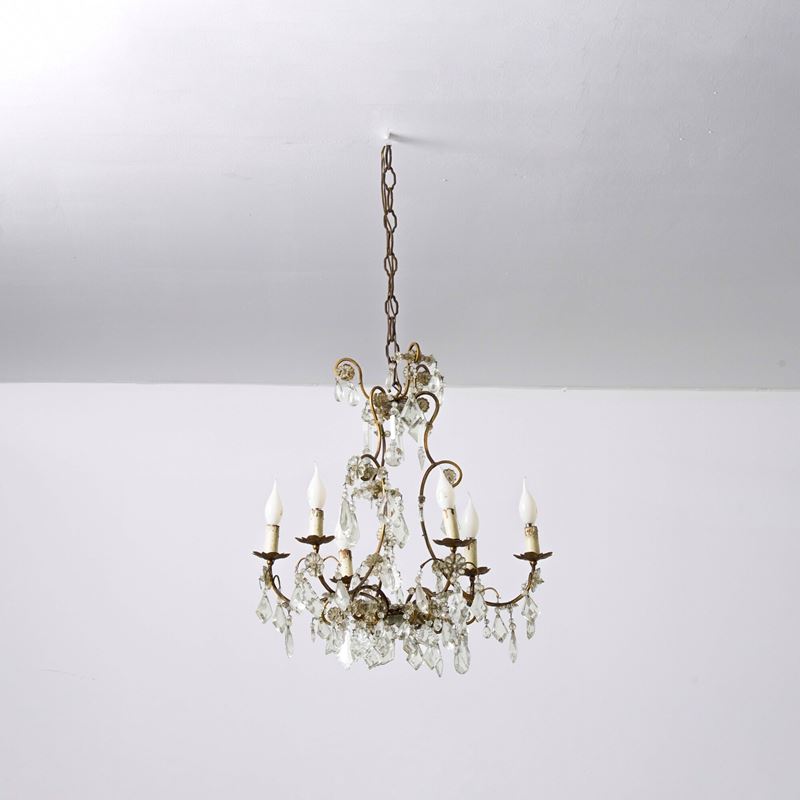 Lampadario a sei luci in metallo dorato e cristalli. XX secolo  - Asta Antiquariato - Cambi Casa d'Aste