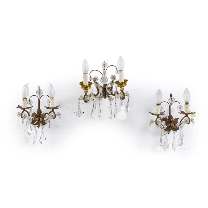 Tre appliques in metallo e cristalli. XX secolo  - Asta Antiquariato - Cambi Casa d'Aste