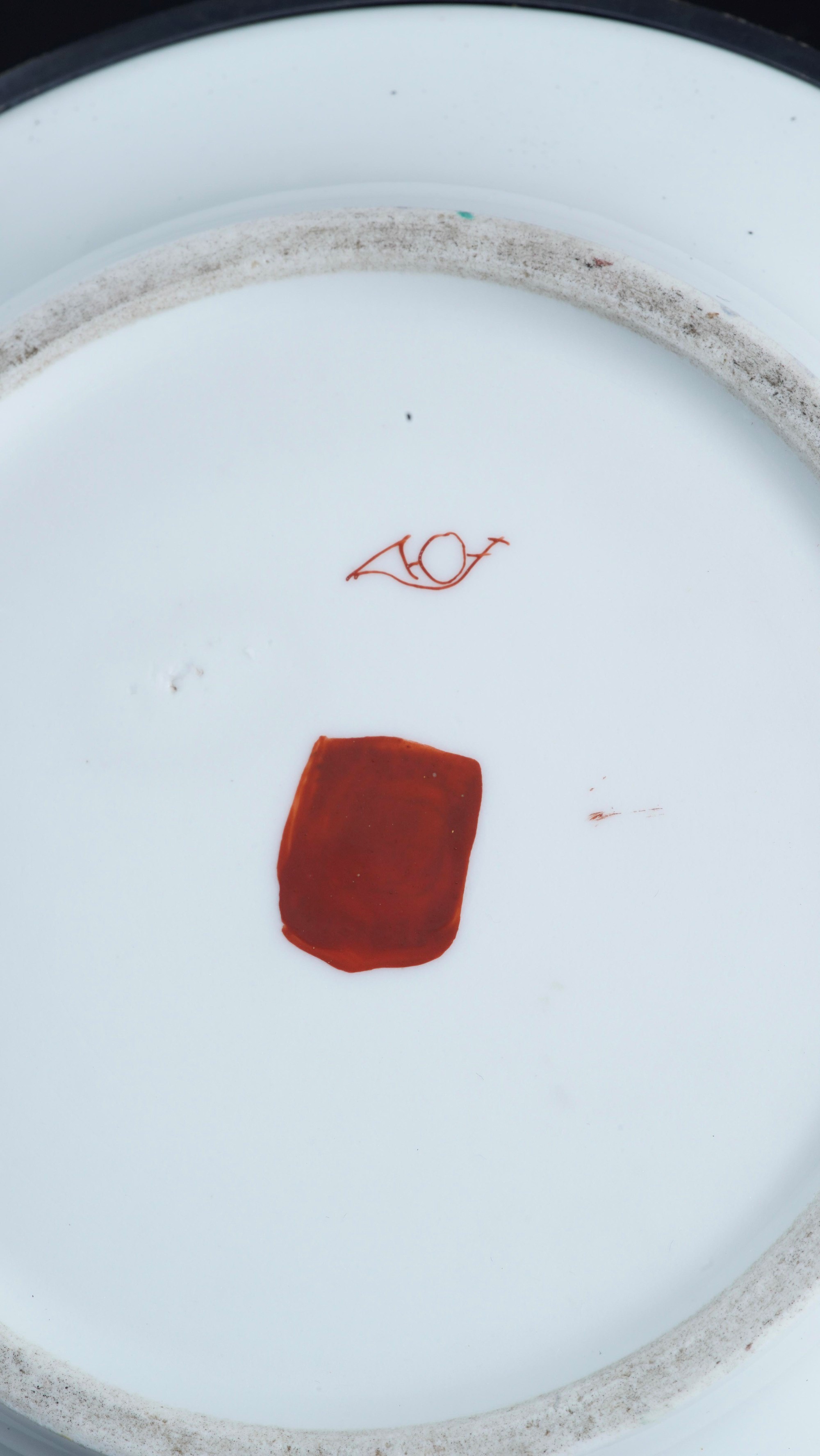 Piatto da dolce con scatolina portaoggetti, pseudo marchio di Chantilly, XX secolo, porcellana