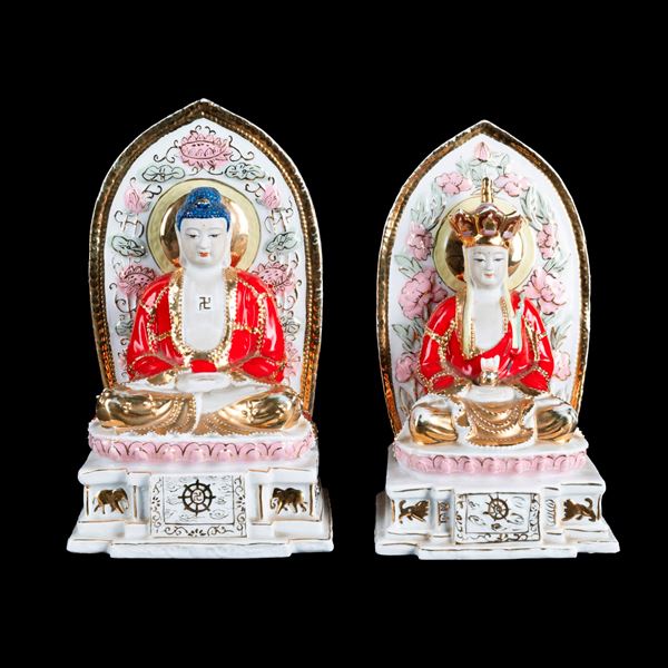 Lotto composto da due divinità in porcellana policroma, Cina, XX secolo