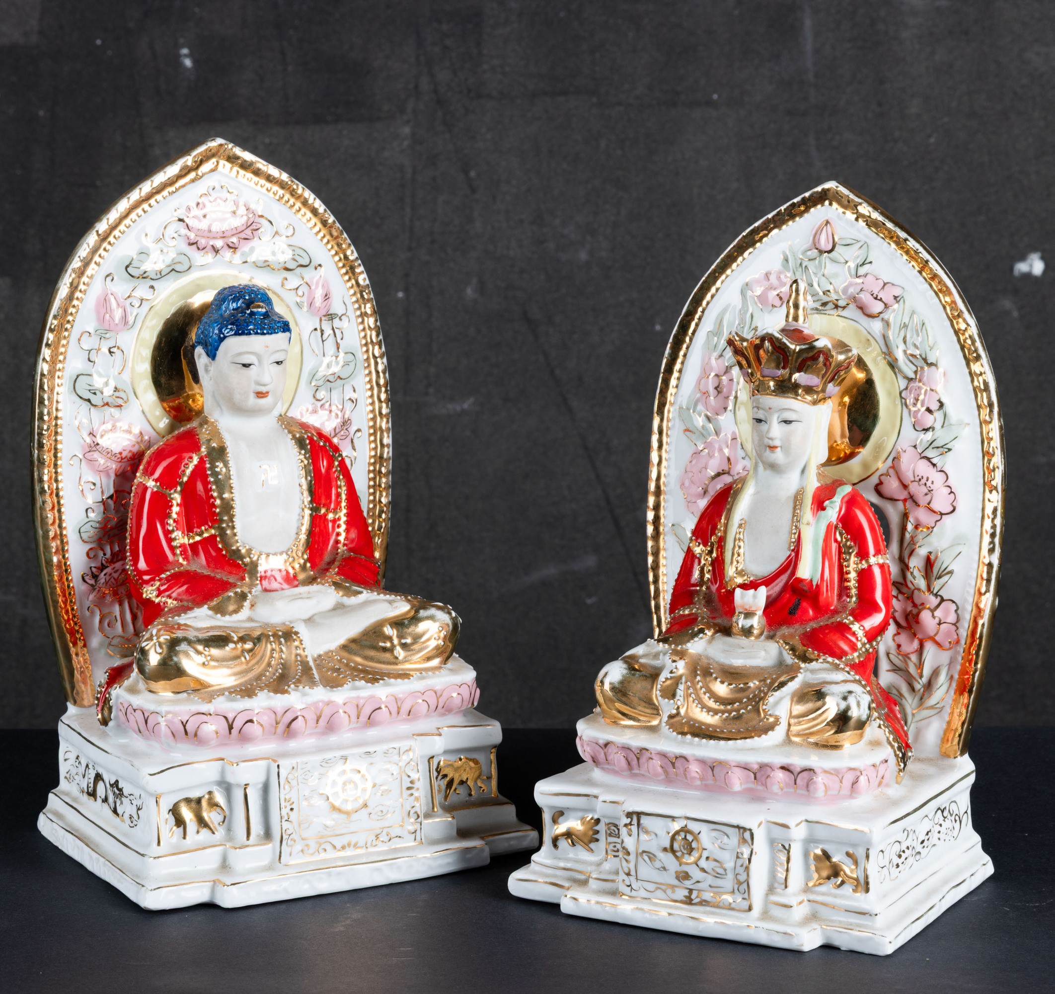 Cina, Due divinità in porcellana policroma,  XX secolo