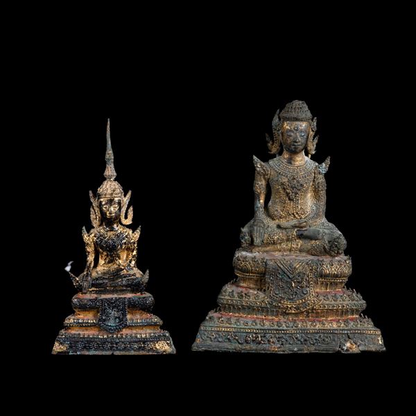 Lotto composto da due figure dii Buddha in bronzo con tracce di doratura, Thailandia, XIX secolo