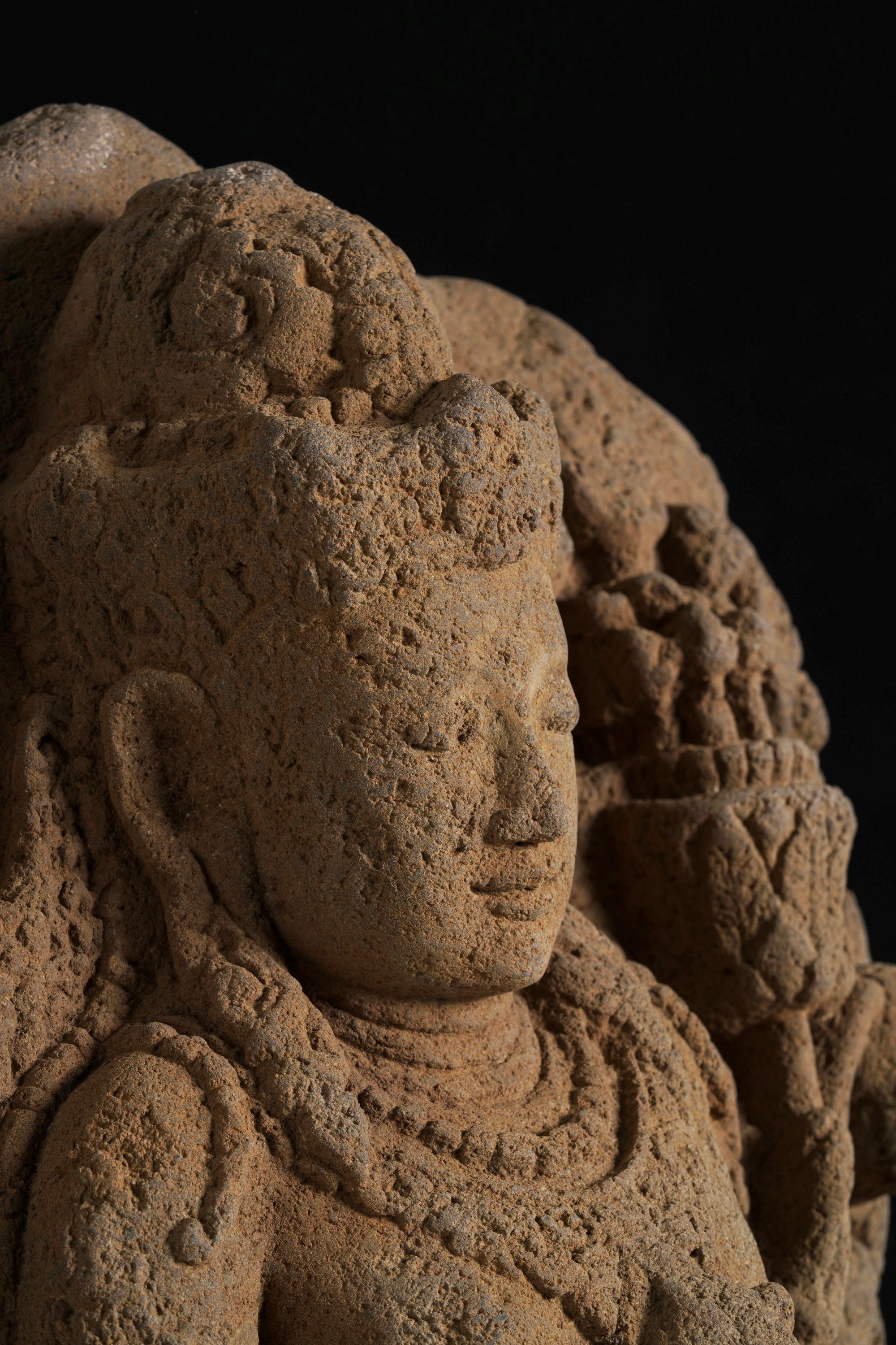 Figura di Buddha, pietra vulcanica, Giava, X secolo