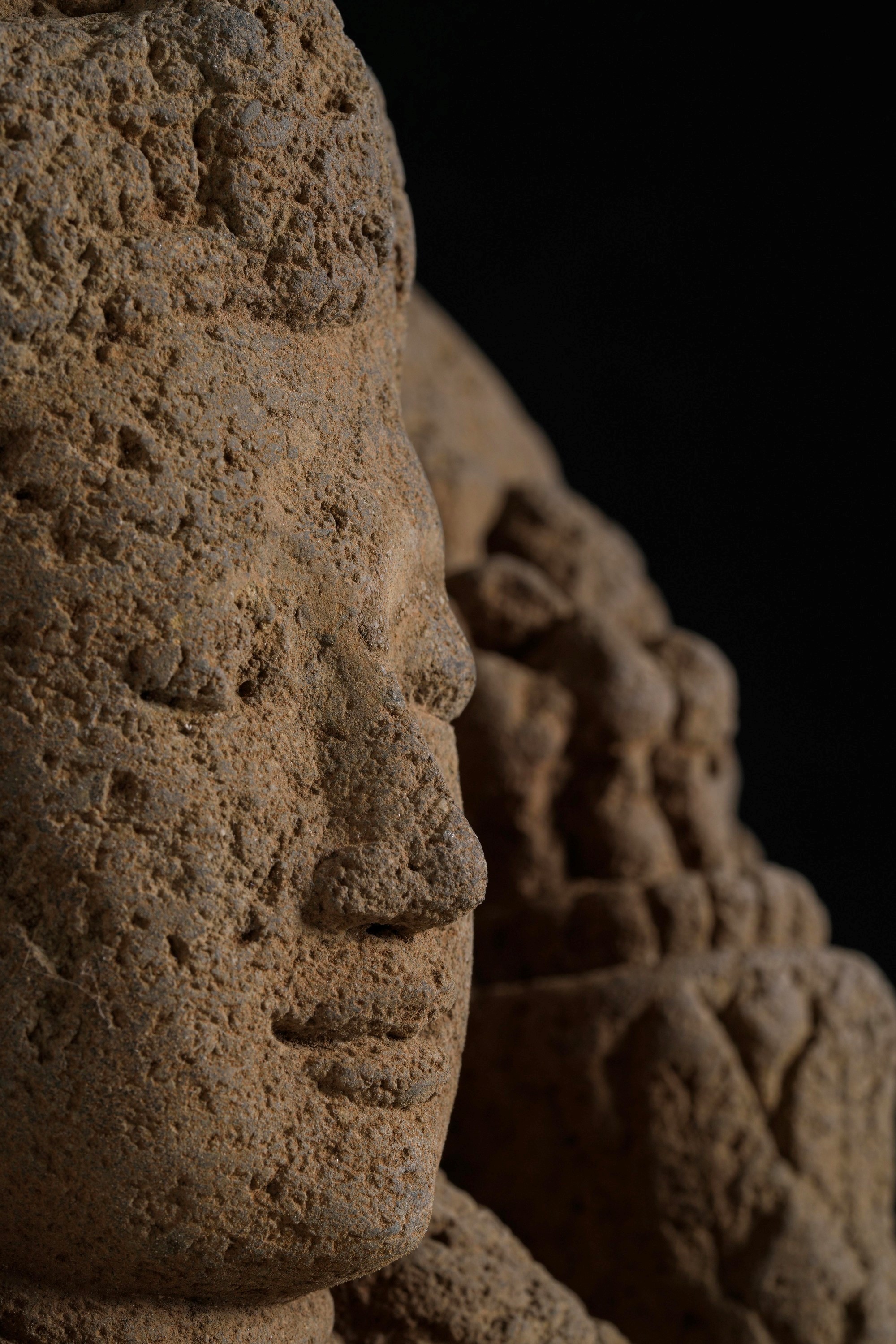 Figura di Buddha, pietra vulcanica, Giava, X secolo