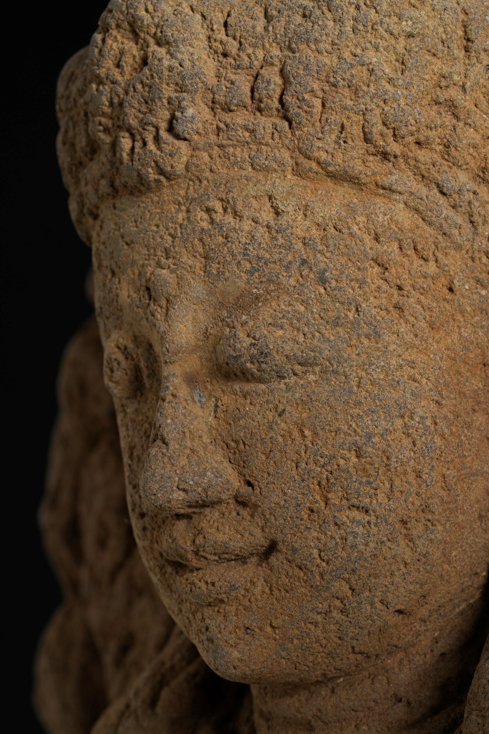 Figura di Buddha, pietra vulcanica, Giava, X secolo