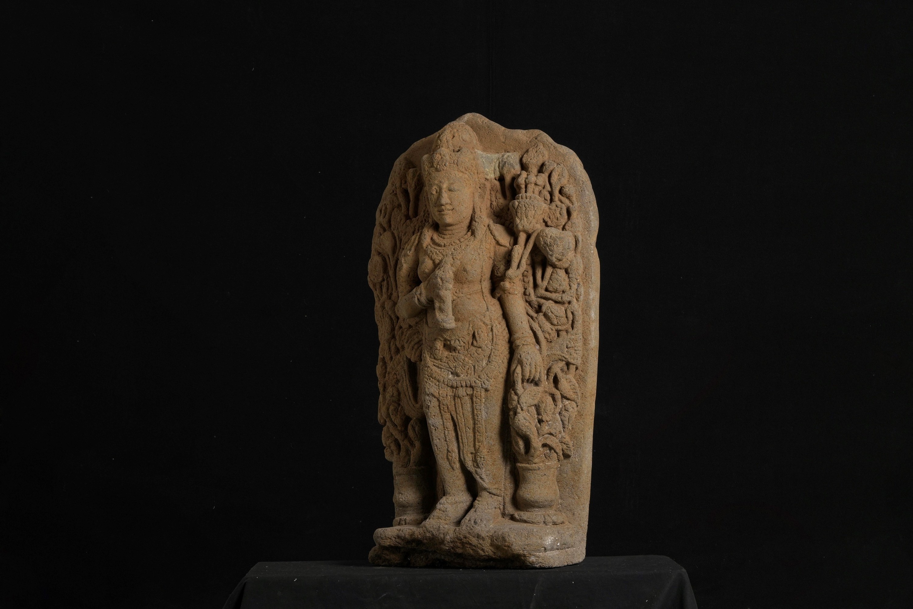 Figura di Buddha, pietra vulcanica, Giava, X secolo