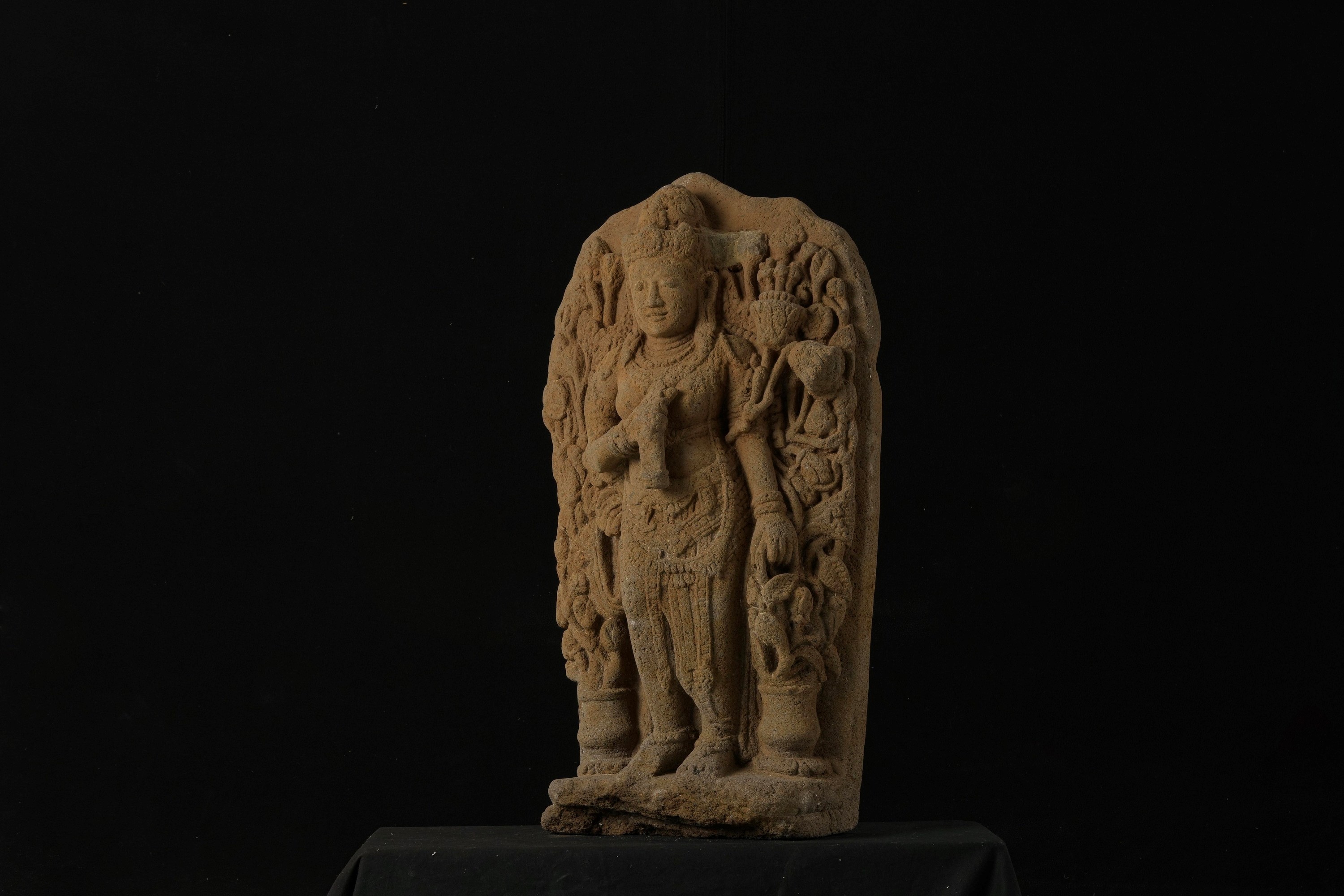 Figura di Buddha, pietra vulcanica, Giava, X secolo