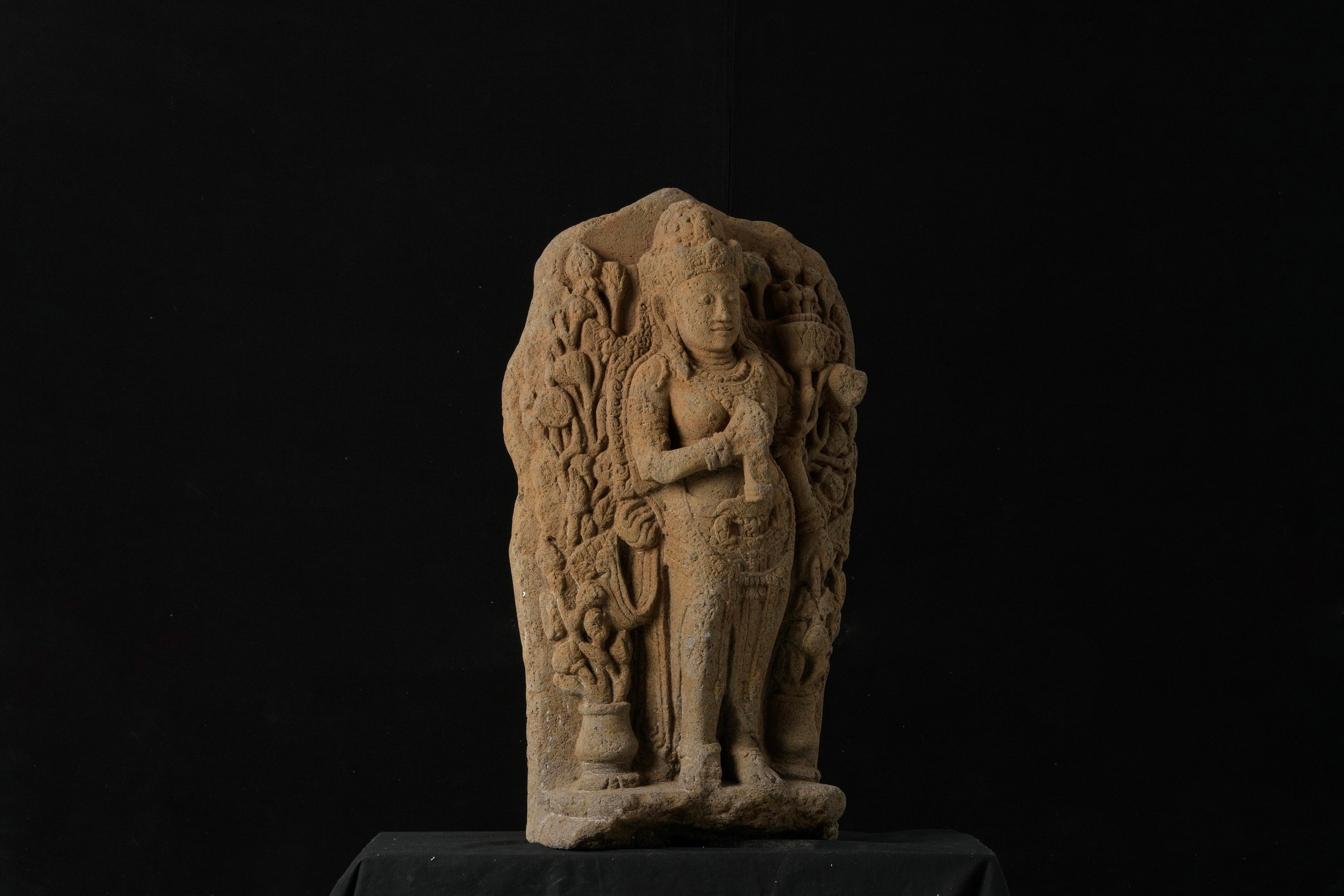 Figura di Buddha, pietra vulcanica, Giava, X secolo