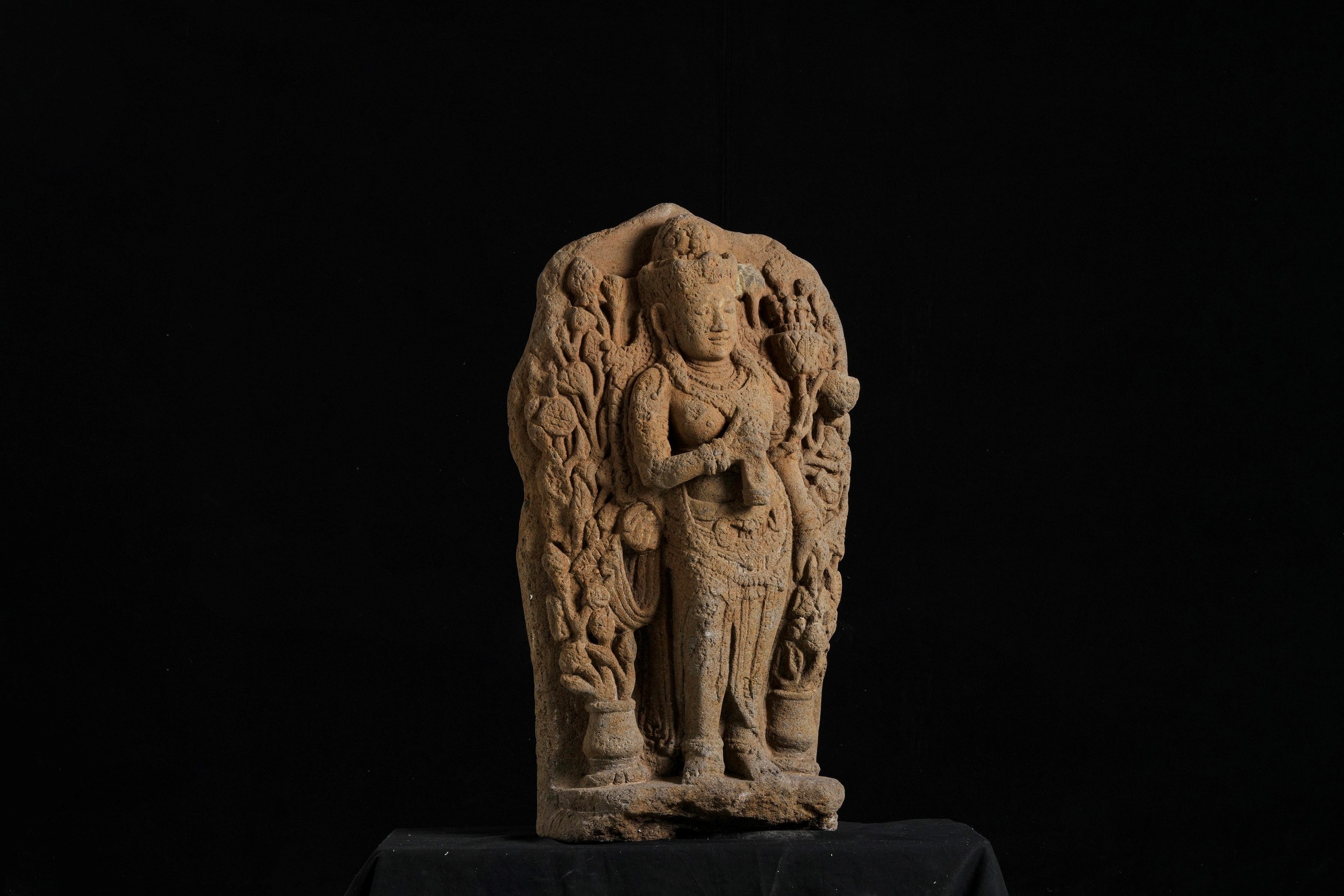 Figura di Buddha, pietra vulcanica, Giava, X secolo