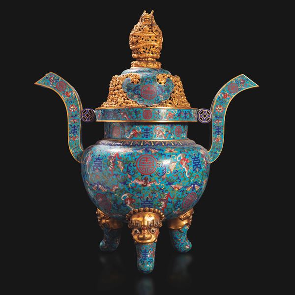 Incensiere tripode di gusto imperiale con coperchio a smalti policromi cloisonné con decori di fiori di loto, pipistrelli e simbolo Shou, presa del coperchio a foggia di drago, Cina, Dinastia Qing, epoca Qianlong (1736-17966)