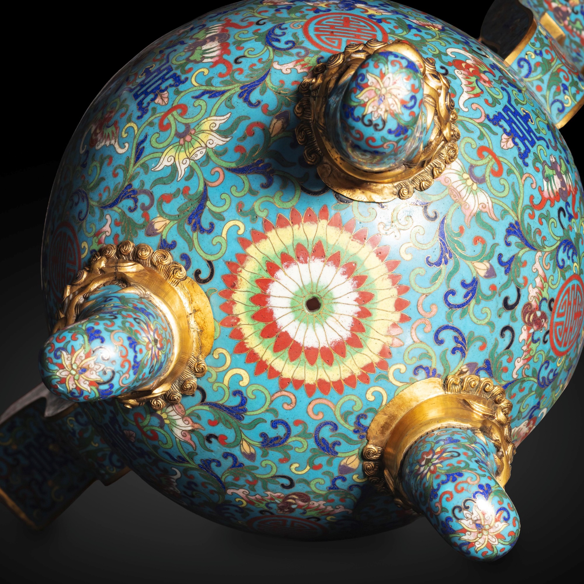 Cina, Incensiere tripode a smalti policromi cloisonné con coperchio (simbolo Shou), Dinastia Qing...