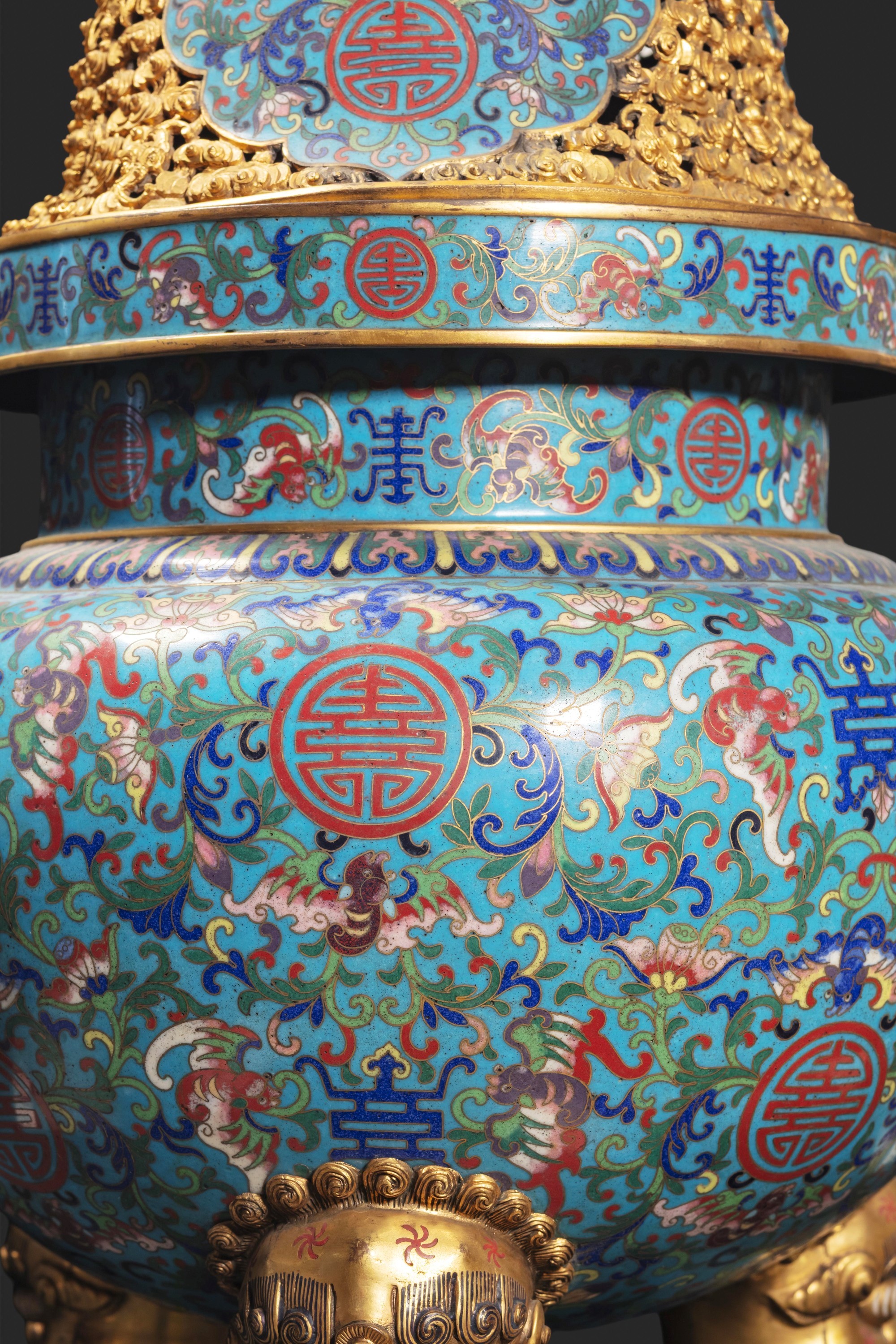 Cina, Incensiere tripode a smalti policromi cloisonné con coperchio (simbolo Shou), Dinastia Qing...