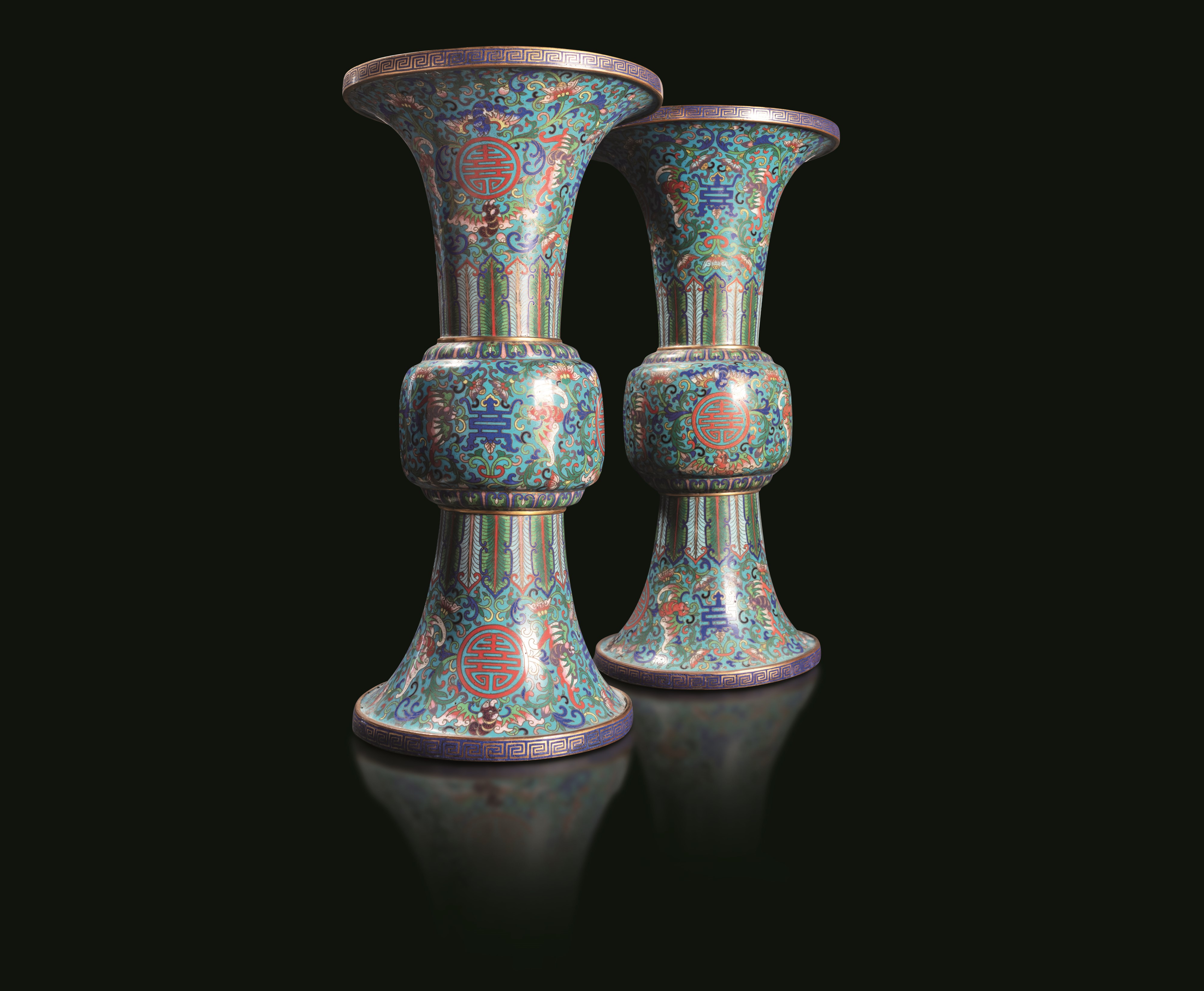 Cina (Dinastia Qing, epoca Qianlong), Coppia di vasi Huagu con smalti policromi cloisonné, decori...