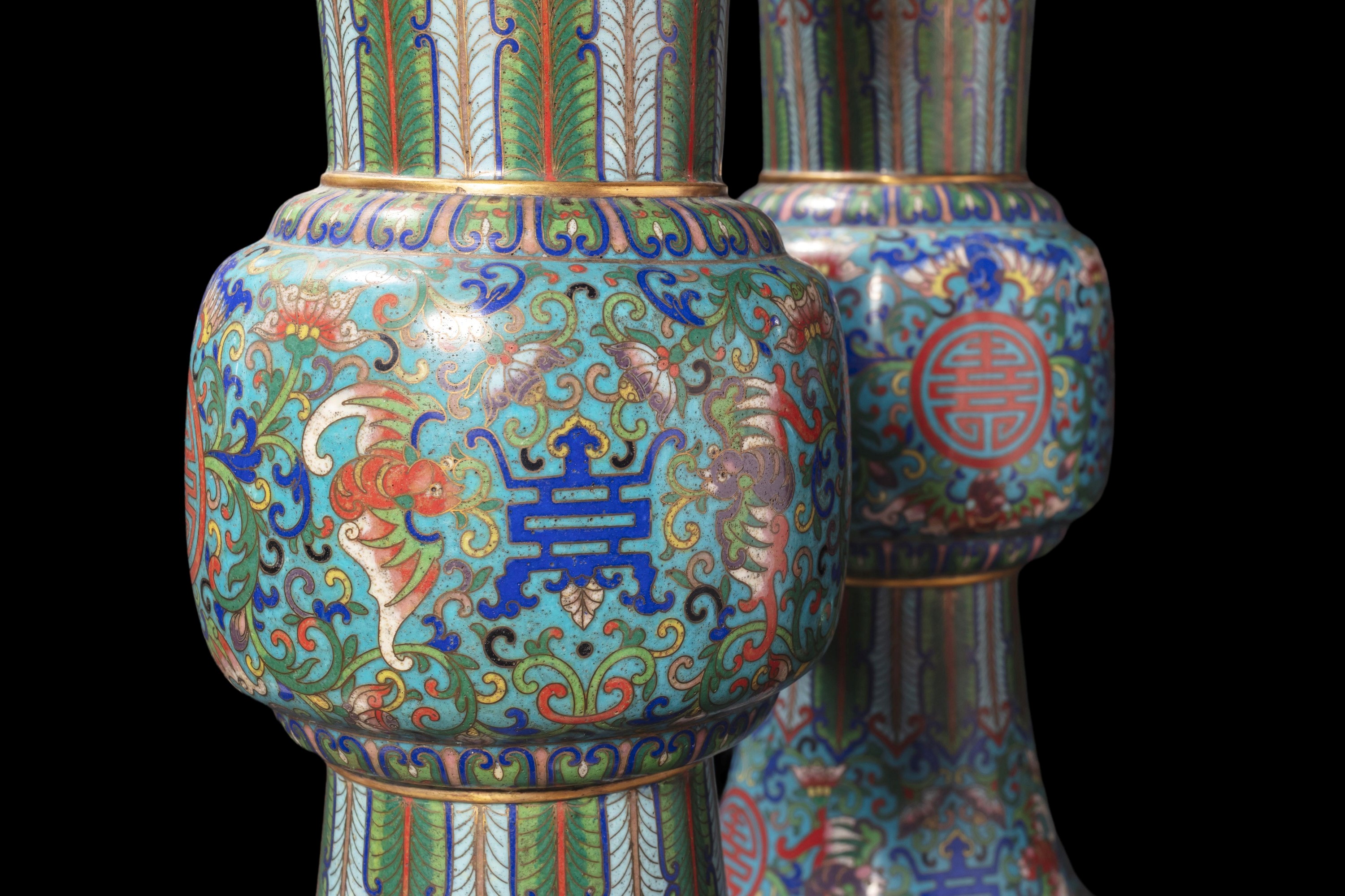 Cina (Dinastia Qing, epoca Qianlong), Coppia di vasi Huagu con smalti policromi cloisonné, decori...