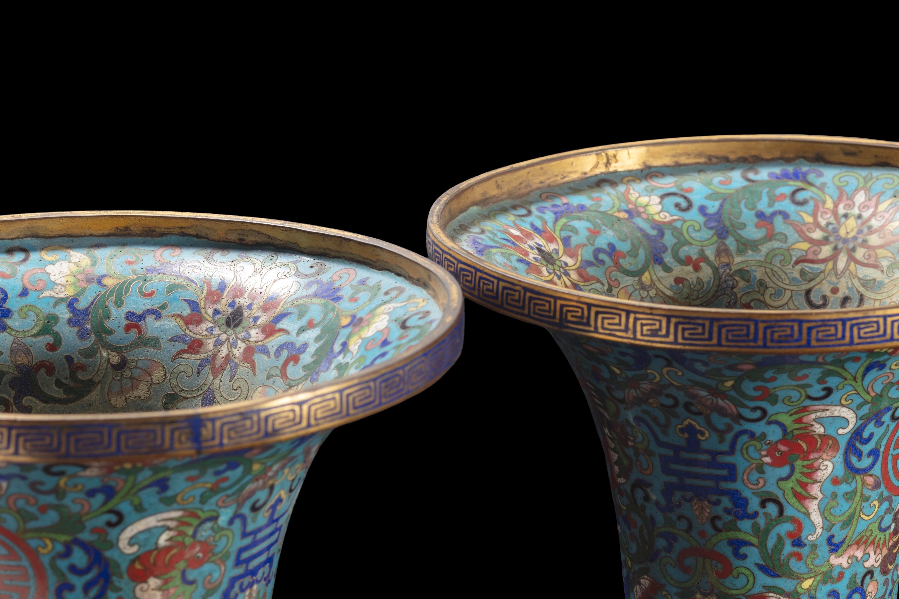 Cina (Dinastia Qing, epoca Qianlong), Coppia di vasi Huagu con smalti policromi cloisonné, decori...