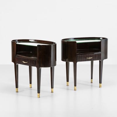 Due comodini in stile industriale, struttura in legno con dettagli in ottone e piani in vetro