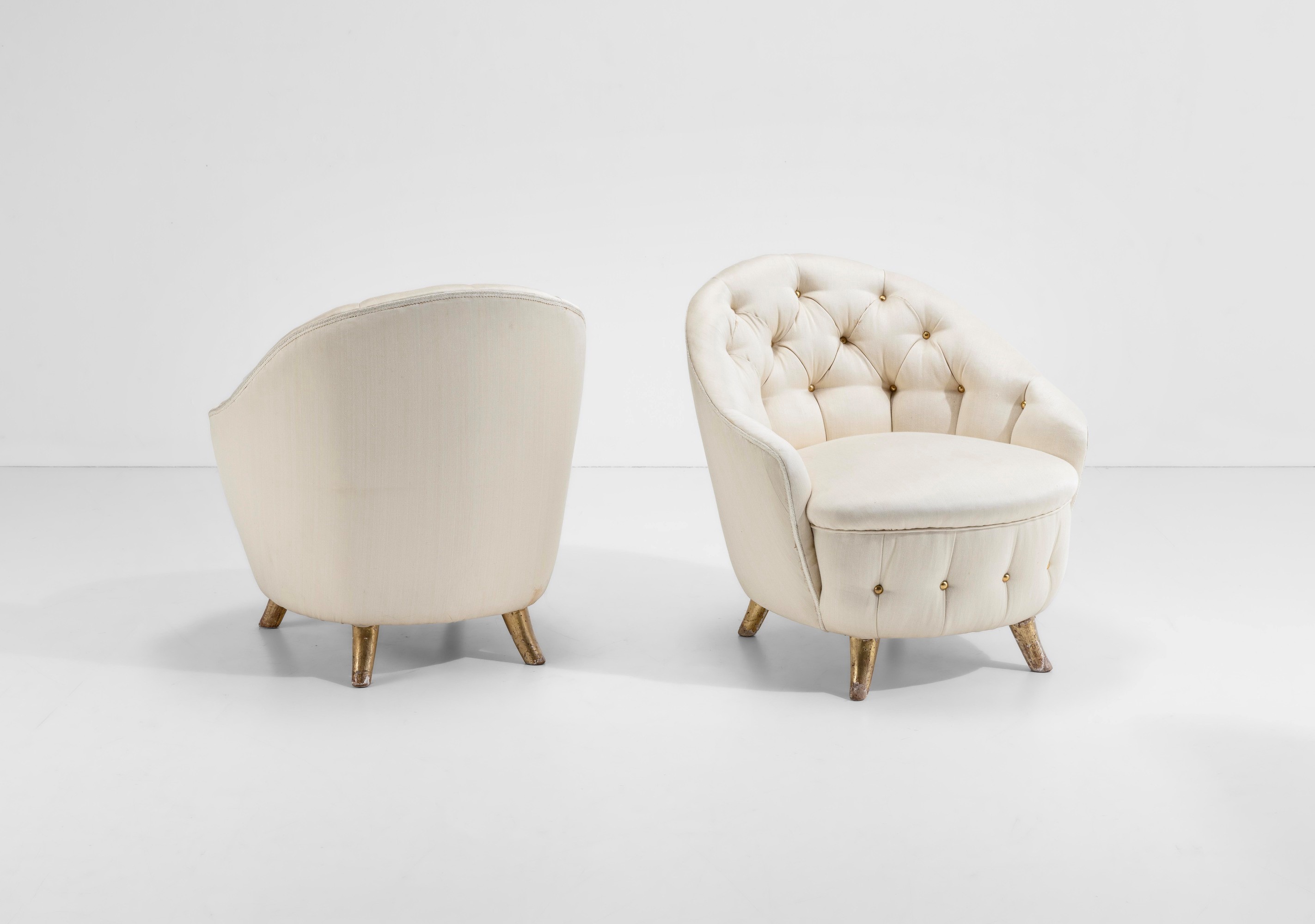 Gio Ponti - Due poltrone in legno con rivestimento tessile