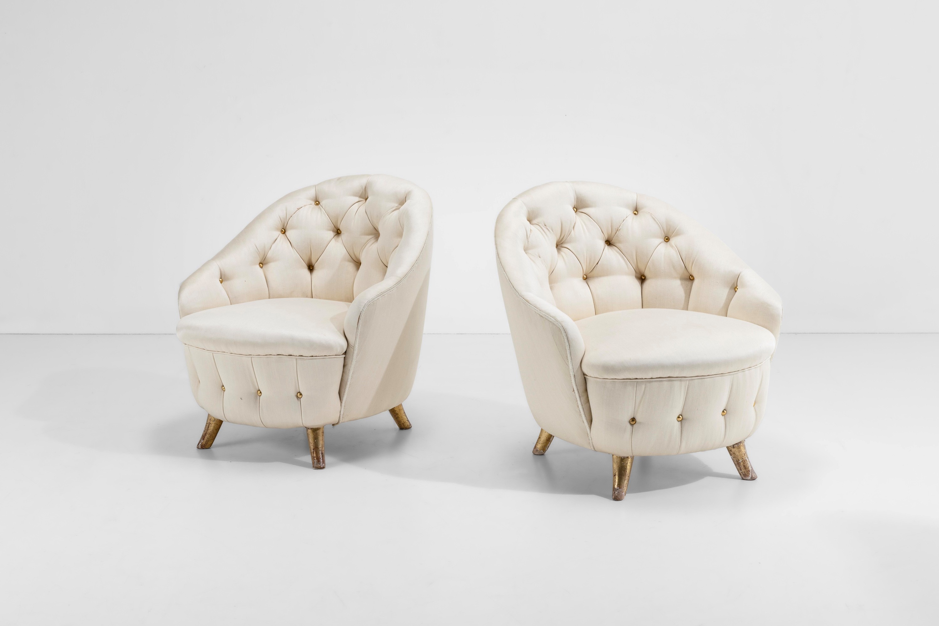 Gio Ponti - Due poltrone in legno con rivestimento tessile