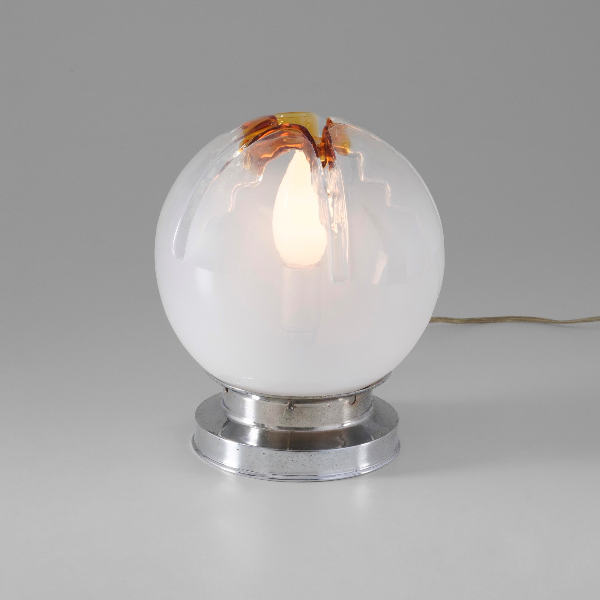Av Mazzega - Lampada da tavolo con diffusore in vetro lattimo e colorato