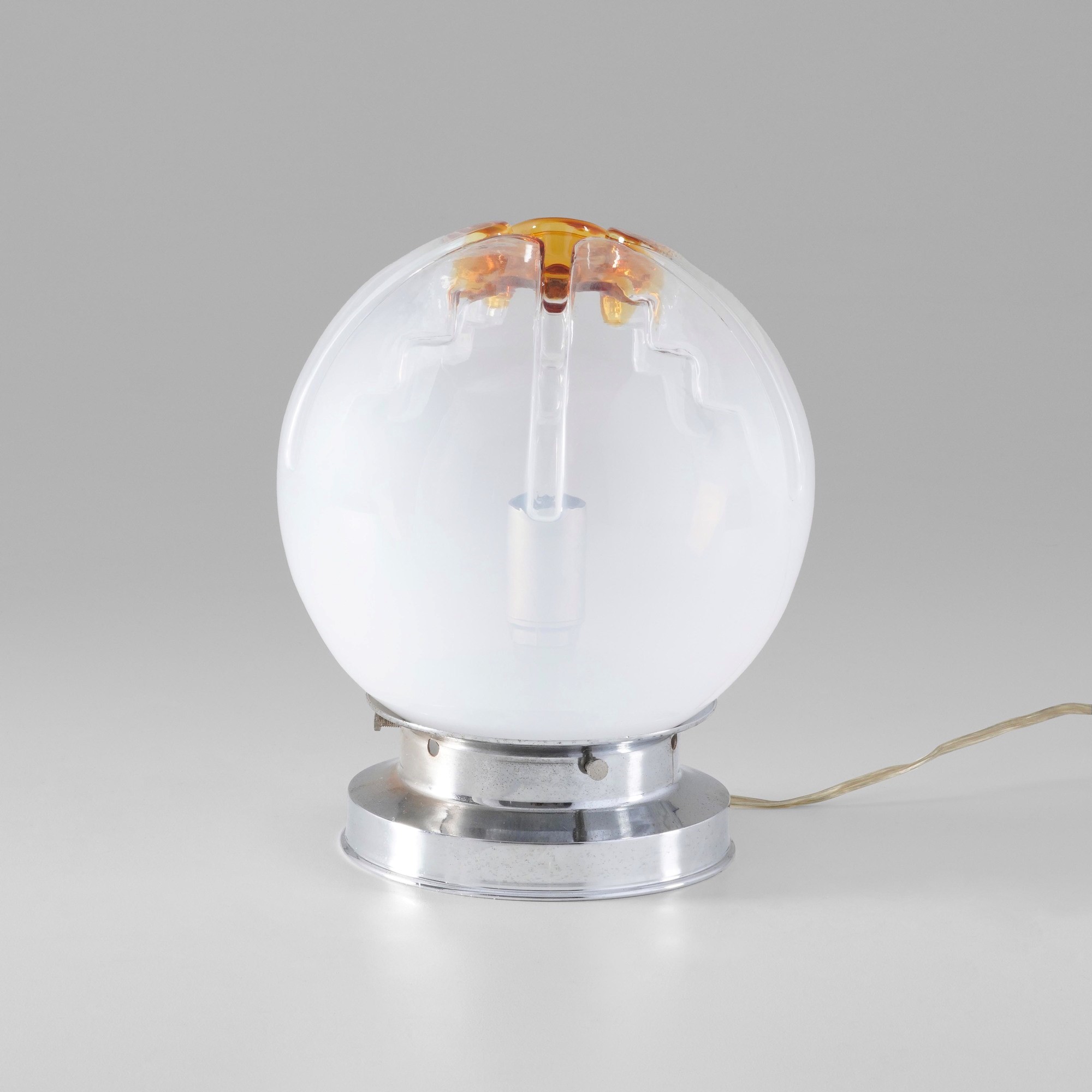 Av Mazzega - Lampada da tavolo con diffusore in vetro lattimo e colorato
