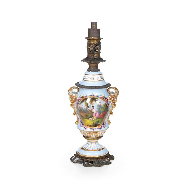 Lampada a olio in porcellana policroma. Inizi XX secolo