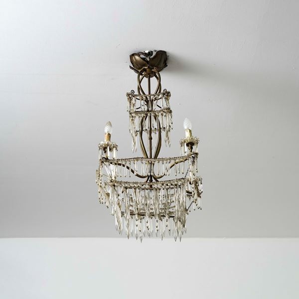 Lampadario in metallo e cristallo a sezione quadrata. Epoca Liberty